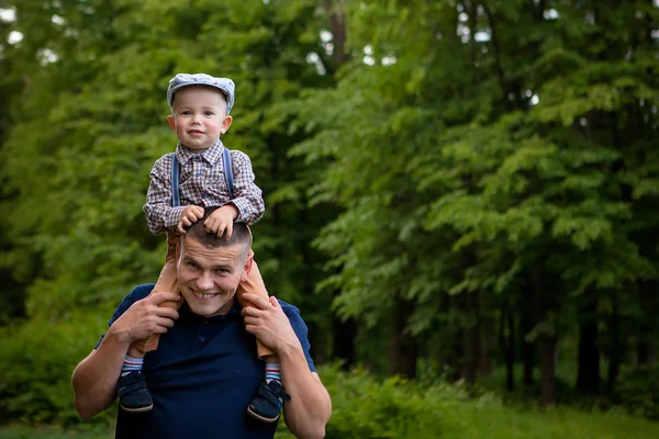 Liten Pojke Och Hans Pappa Njuta Deras Tid Tillsammans Utanför — Stockfoto