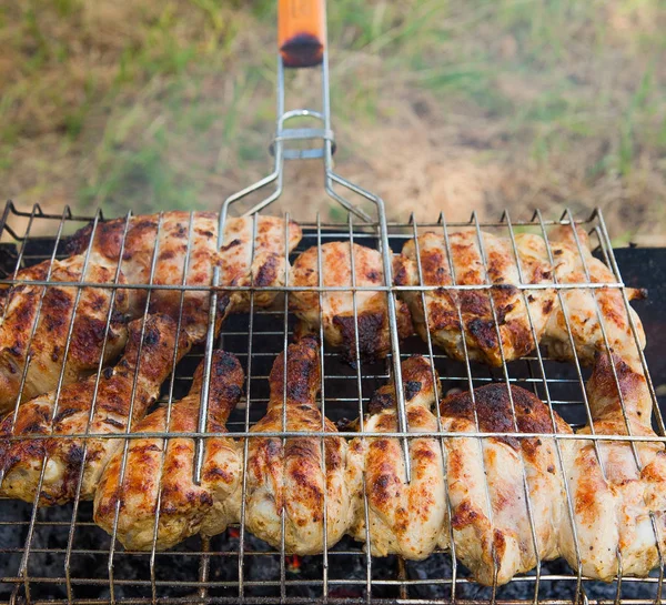 Gambe Pollo Marinate Sulla Griglia Nel Fumo Picnic Cibo Gustoso — Foto Stock