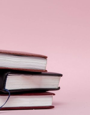 Pembe arka plan - düz lay defter sayfası.