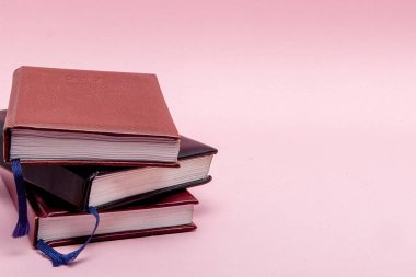 Pembe arka plan - düz lay defter sayfası.