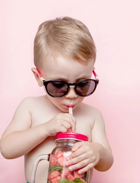 Niño Bebiendo Limonada Fresca Con Trozo Sandía Hielo Sobre Fondo — Foto de Stock