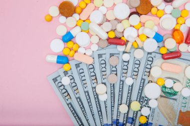 Dolar ve hapları pembe bir arka plan üzerinde. Reçeteli ilaç dolar sağlık ve ilaç, en iyi görünüm için yüksek maliyet kavramı ilaç endüstrisi için.