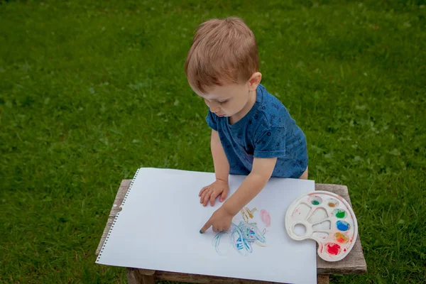 Bonito Menino Pintando Com Uma Mão Pintura Usando Tintas Gauche — Fotografia de Stock