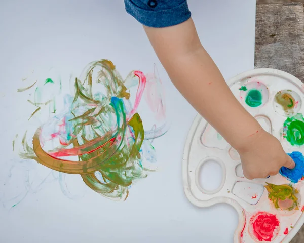 Słodkie Mały Chłopiec Malarstwo Farba Ręce Pomocą Gauche Farby — Zdjęcie stockowe