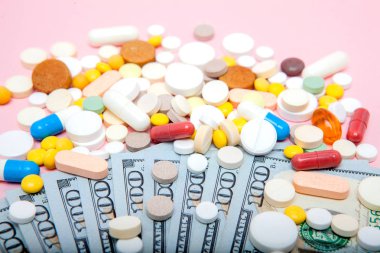 Dolar ve hapları pembe bir arka plan üzerinde. Reçeteli ilaç dolar sağlık ve ilaç, en iyi görünüm için yüksek maliyet kavramı ilaç endüstrisi için.