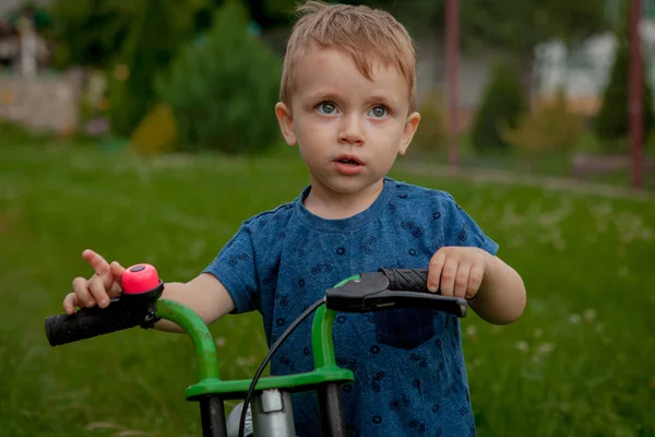 家の近くに自転車を持つかわいい男の子 子供のためのスポーツ 通りのアクティブな家族 — ストック写真