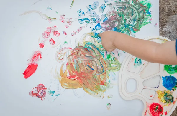 Słodkie Mały Chłopiec Malarstwo Farba Ręce Pomocą Gauche Farby — Zdjęcie stockowe