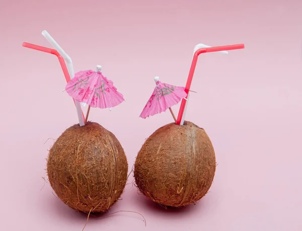 Coco Con Paja Para Beber Paraguas Sobre Fondo Rosa — Foto de Stock