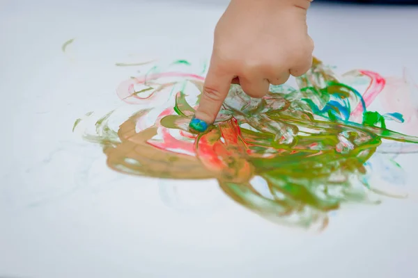 Carino Bambino Pittura Con Una Vernice Mani Utilizzando Vernici Gauche — Foto Stock