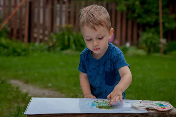 Bonito Menino Pintando Com Uma Mão Pintura Usando Tintas Gauche — Fotografia de Stock