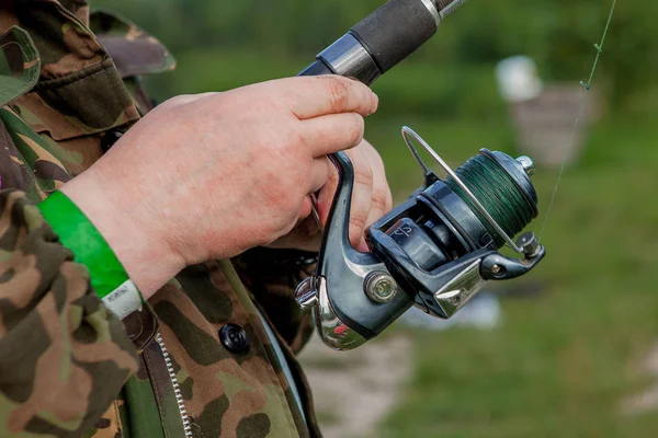 Pescador Con Caña Pescar Primer Plano Una Mano Sosteniendo Una —  Fotos de Stock