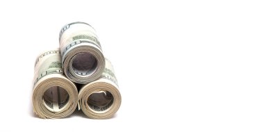 Beyaz bir arka plan, bir yığın yüz dolar dolar.
