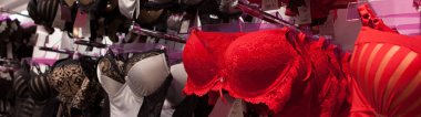 Vareity iç giyim iç çamaşırı Mağazası içinde asılı Bra. Reklam, satış, moda kavramı.