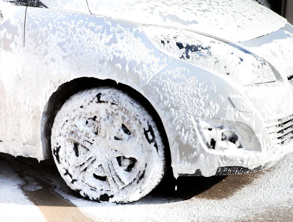 Concetto Lavaggio Auto Auto Schiuma Volante Nella Schiuma Sul Lavandino — Foto Stock