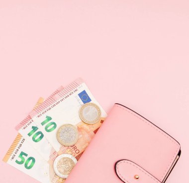 Euro para birimi üzerinde canlı bir mavi arka plan ile cüzdan. İş kavramı ve Instagram. Kopya alanı.