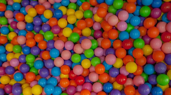 다채로운 어린이 플라스틱 공입니다 ㄱ의의 놀이방 질감의 놀이터에 플라스틱 — 스톡 사진