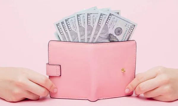 Dolarů Růžová Peněženka Ženské Ruce Růžovém Pozadí Kopií Prostor — Stock fotografie