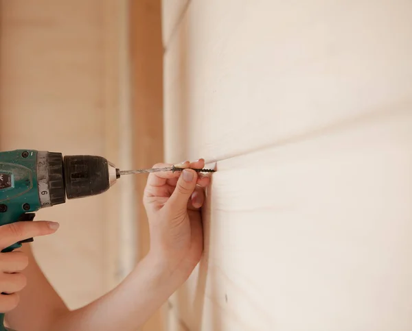 Close Woman Holding Screw Electric Screw Driver — Stock Photo, Image