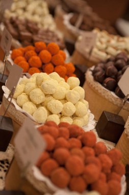 Asorted çikolata truffles ve pralin. Üstünde belgili tanımlık sayaç şekerlemeler deposunda çikolata ve Hindistan cevizi Şeker.