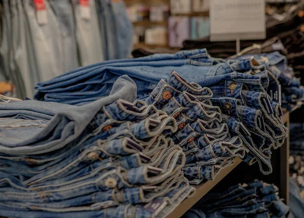 Högar Jeans Räknare Butik Mode Och Shopping Koncept — Stockfoto
