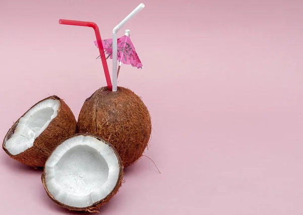공간에 우산을 마시는 코코넛 — 스톡 사진
