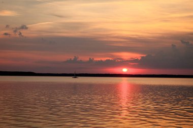Güzel yaz gün batımı göl Svityaz. Gün batımı arka plan