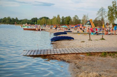 Hava minder ile göl plaj. Göl tatil güzel manzara. Seyahat resim serisi