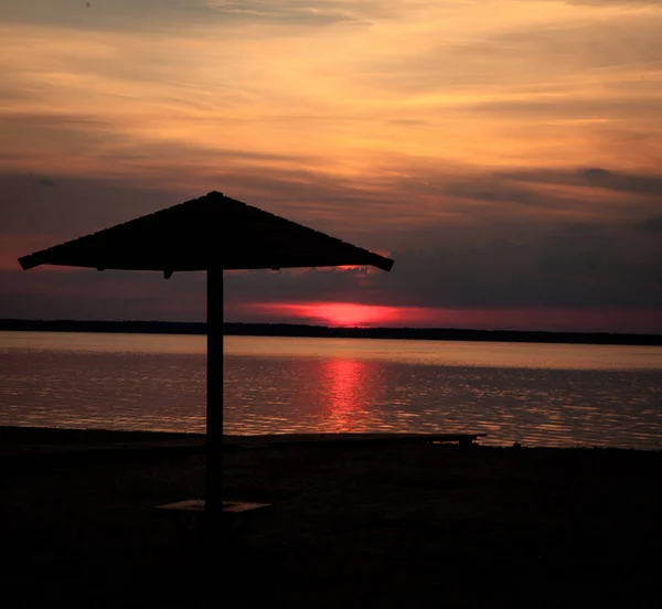 Hermoso atardecer de verano en el lago Svityaz. Fondo de puesta de sol — Foto de Stock