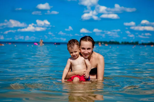 Ung Mamma Med Liten Pojke Som Leker Med Vatten Sjön — Stockfoto