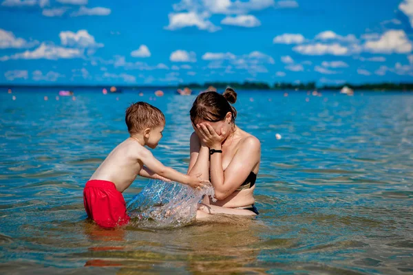 Ung Mamma Med Liten Pojke Som Leker Med Vatten Sjön — Stockfoto