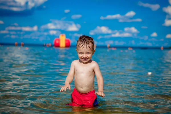 Menino Congelou Depois Tomar Banho Lago — Fotografia de Stock