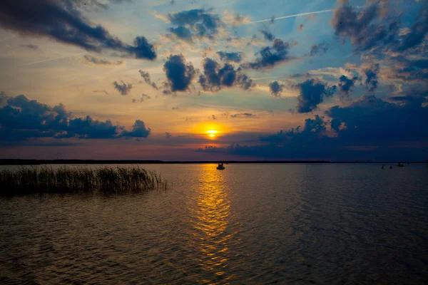 Hermoso atardecer de verano en el lago Svityaz. Fondo de puesta de sol — Foto de Stock