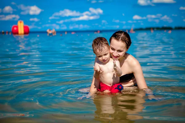 Ung Mamma Med Liten Pojke Som Leker Med Vatten Sjön — Stockfoto