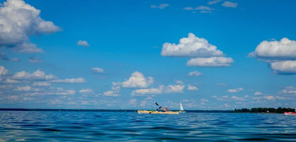 Un hombre está remando bote de kayak en el mar —  Fotos de Stock