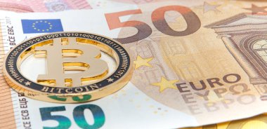 50 euro banknot arka plan üzerinde yeni altın bitcoin. Bitcoin kripto para birimi, Blockchain teknoloji, dijital para, araştırma kavramı, bitcoin 50 euro faturası
