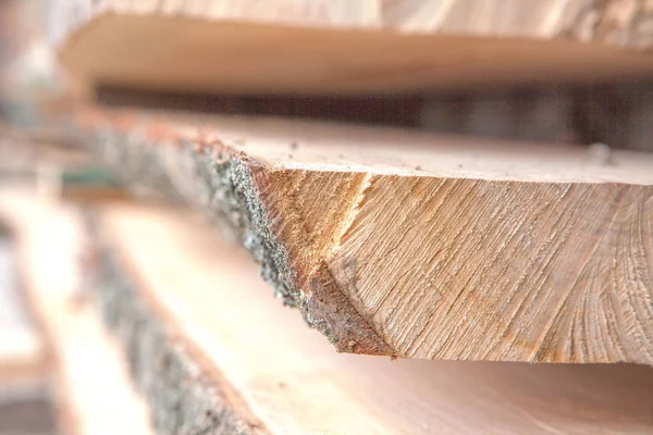 Pannelli di legno piegati in una segheria. Pannelli impilati come texture — Foto Stock