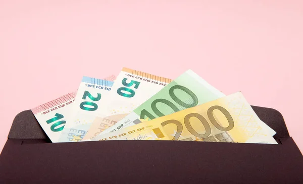 Conjunto de euro en sobre negro sobre fondo rosa. Concepto de Negocios e Instagram — Foto de Stock
