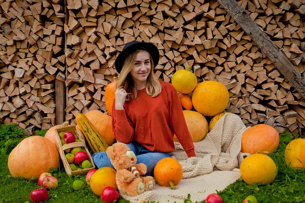 Dziewczyna siedzi dalej w pobliżu Pumpkins. Dziękczynienia, Halloween — Zdjęcie stockowe