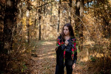 Cadılar Bayramı cadısı ormanda bıçaklanmış..