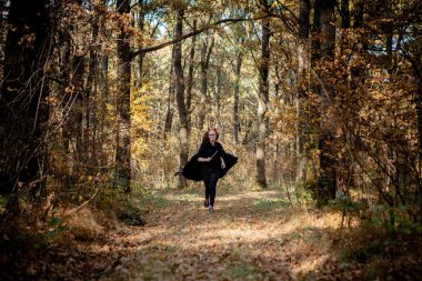 Ormanın içinden Cadılar Bayramı daemon bir bıçak ile çalışan.