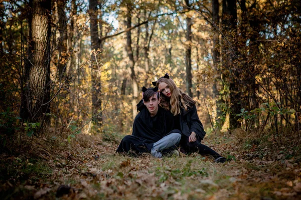 Halloween Een Vampier Moordenaar Het Bos Tieners Kostuums Van Halloween — Stockfoto