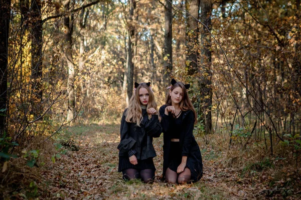 Maniak Halloween Čarodějnice Lese Teenageři Halloween Kostýmy Lese — Stock fotografie