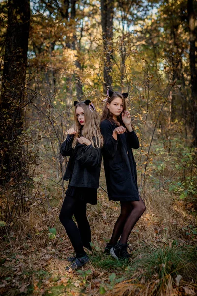 万圣节疯子和女巫在森林里 青少年万圣节服装在树林里 — 图库照片