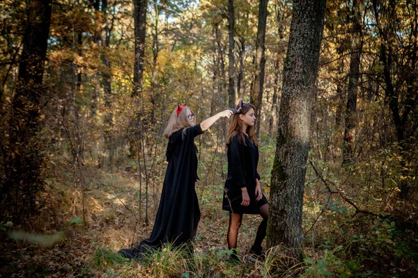 万圣节守护神杀死了树林里的女巫 青少年万圣节服装在树林里 — 图库照片