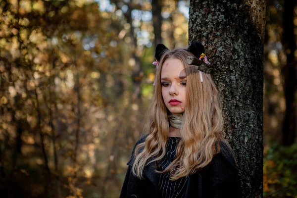 Adolescente Trajes Halloween Floresta — Fotografia de Stock