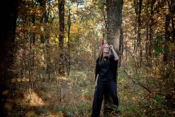 Teenager Halloween Kostümen Wald — Stockfoto