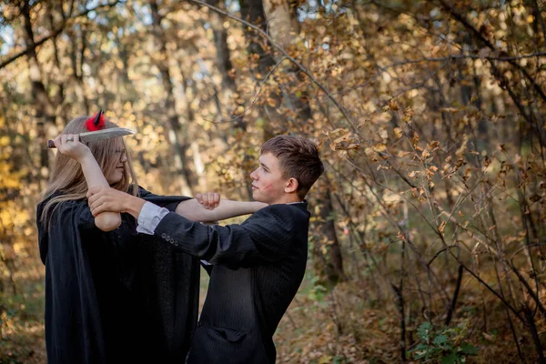 Tieners Kostuums Van Halloween Het Bos — Stockfoto