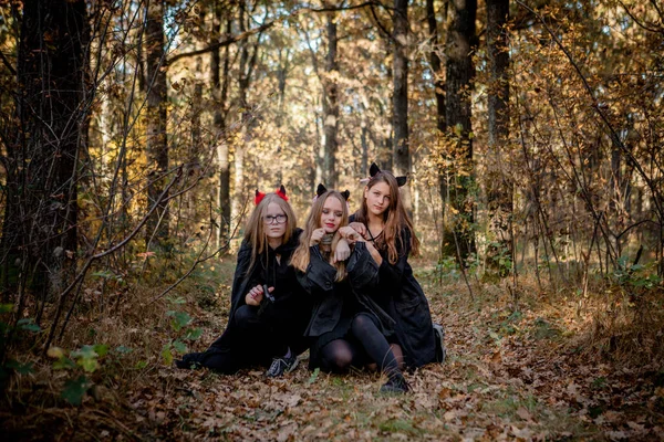 Adolescentes Trajes Halloween Floresta — Fotografia de Stock