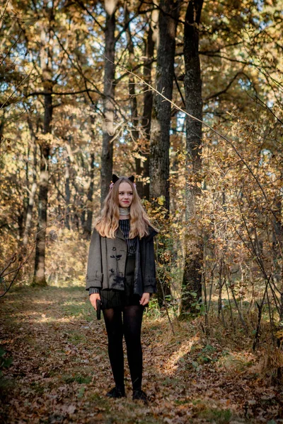 Teenager Halloween Kostümen Wald — Stockfoto