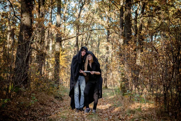 Les Adolescents Costumes Halloween Dans Les Bois — Photo